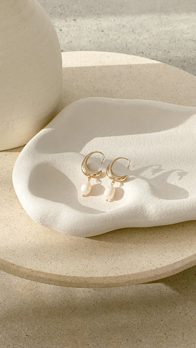Load image into Gallery viewer, Pearl Drop Curved Hoops - Gold
