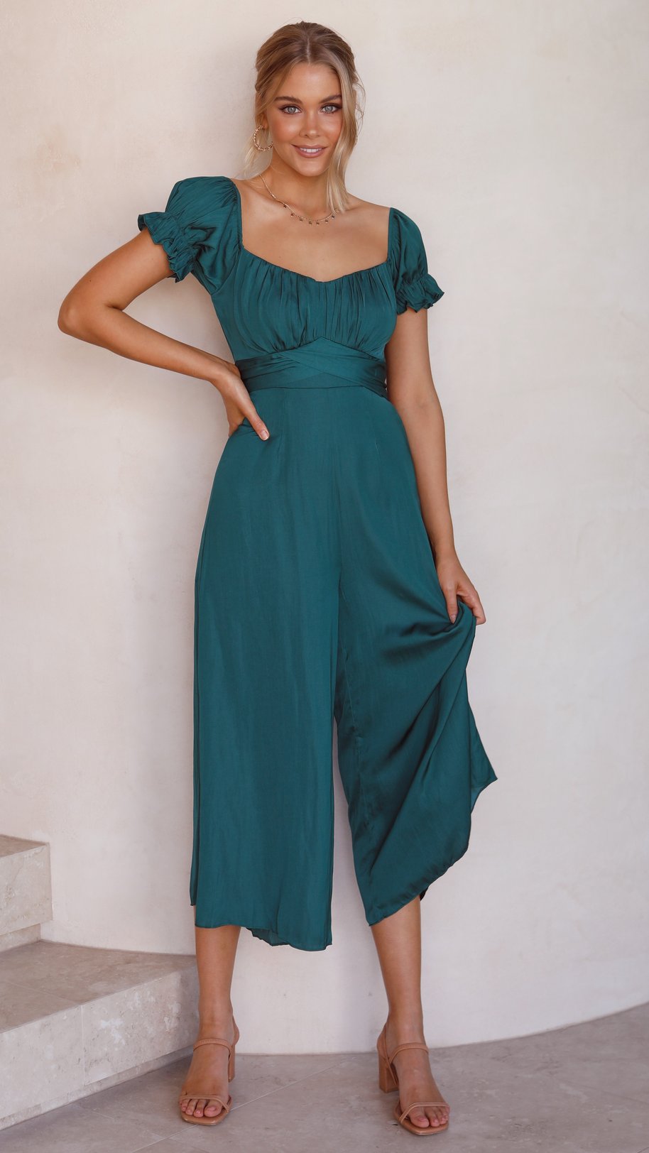 How to choose the perfect jumpsuit for a wedding?