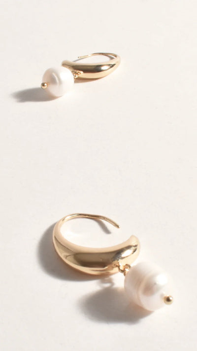 Load image into Gallery viewer, Pearl Drop Curved Hoops - Gold
