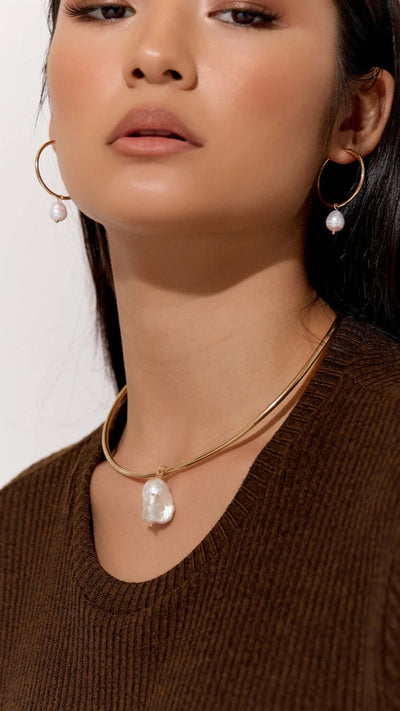 Load image into Gallery viewer, Freshwater Pearl Drop Midi Hoops - Gold
