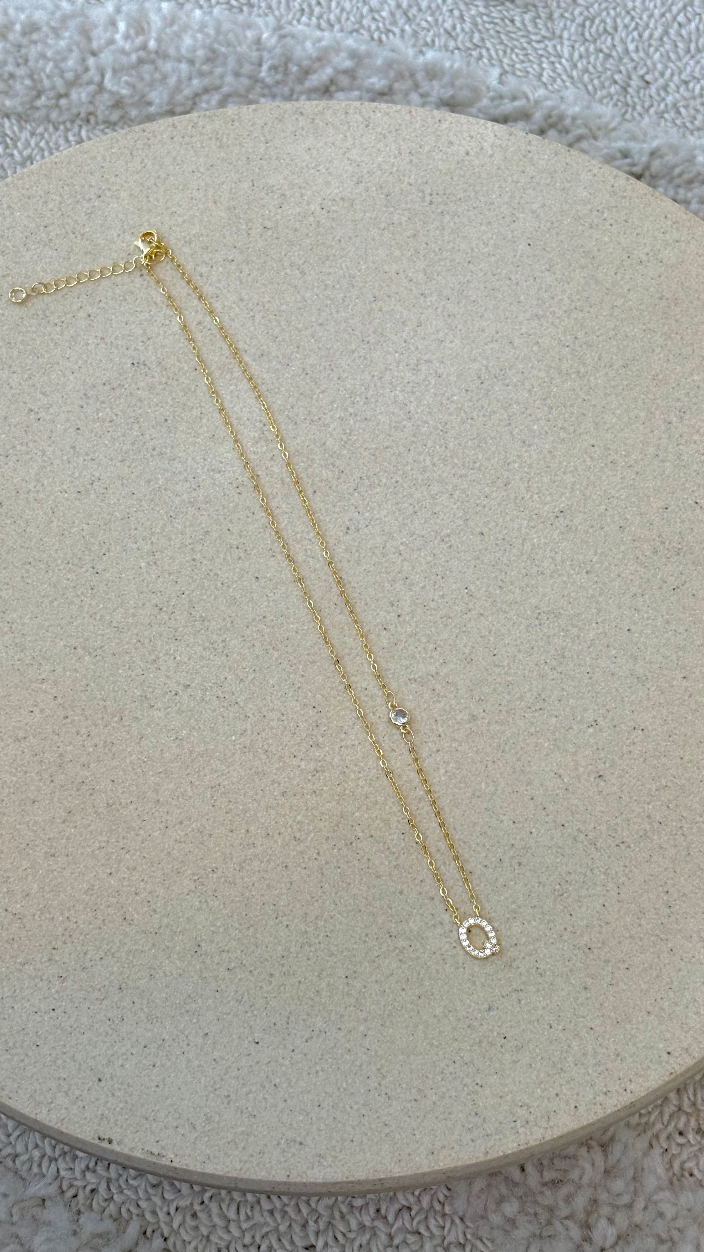 Ivy Initial Letter Necklace - Q