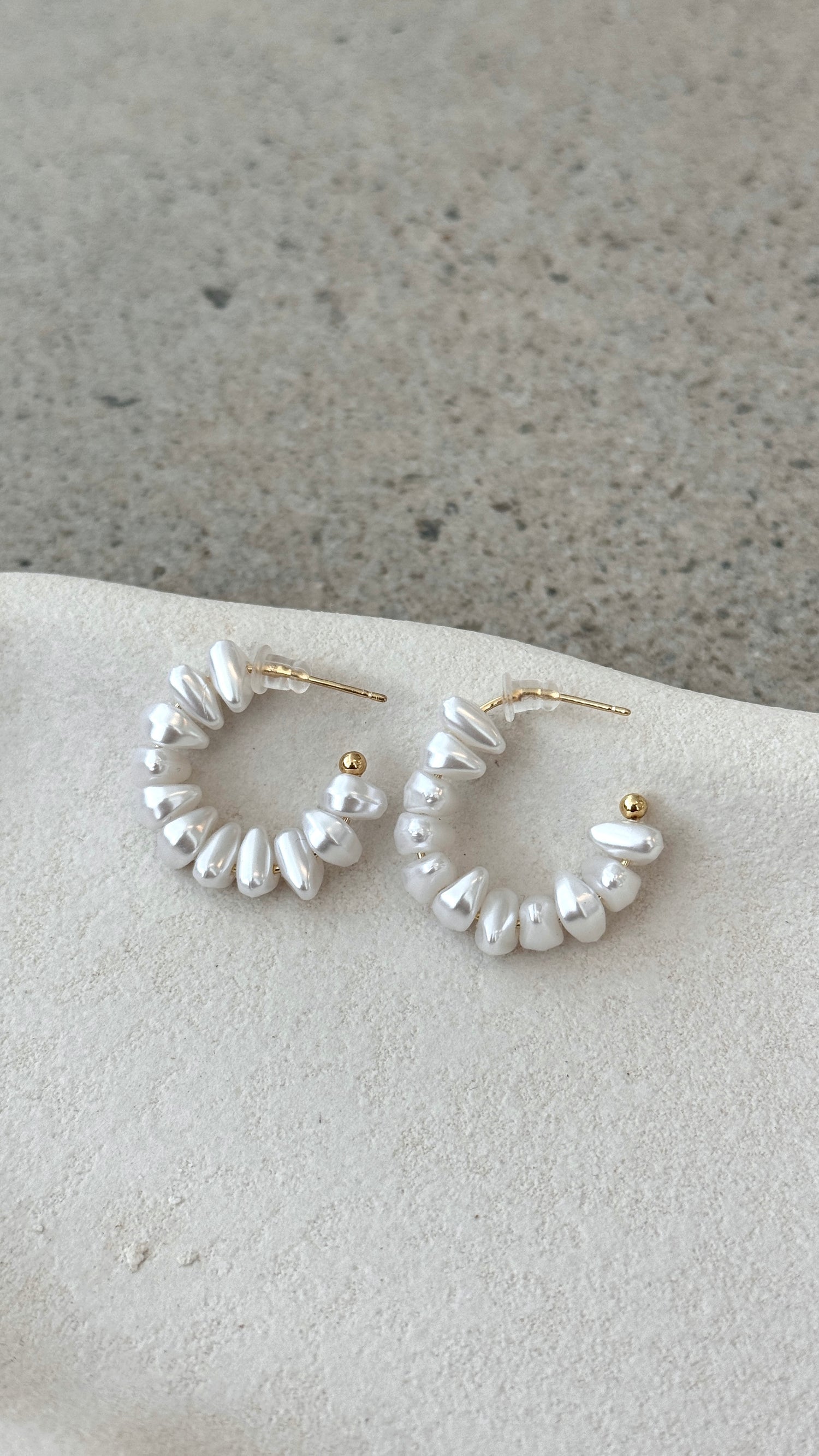 Yasar 18K Gold Pearl Hoop - Gold / Pearl - Billy J