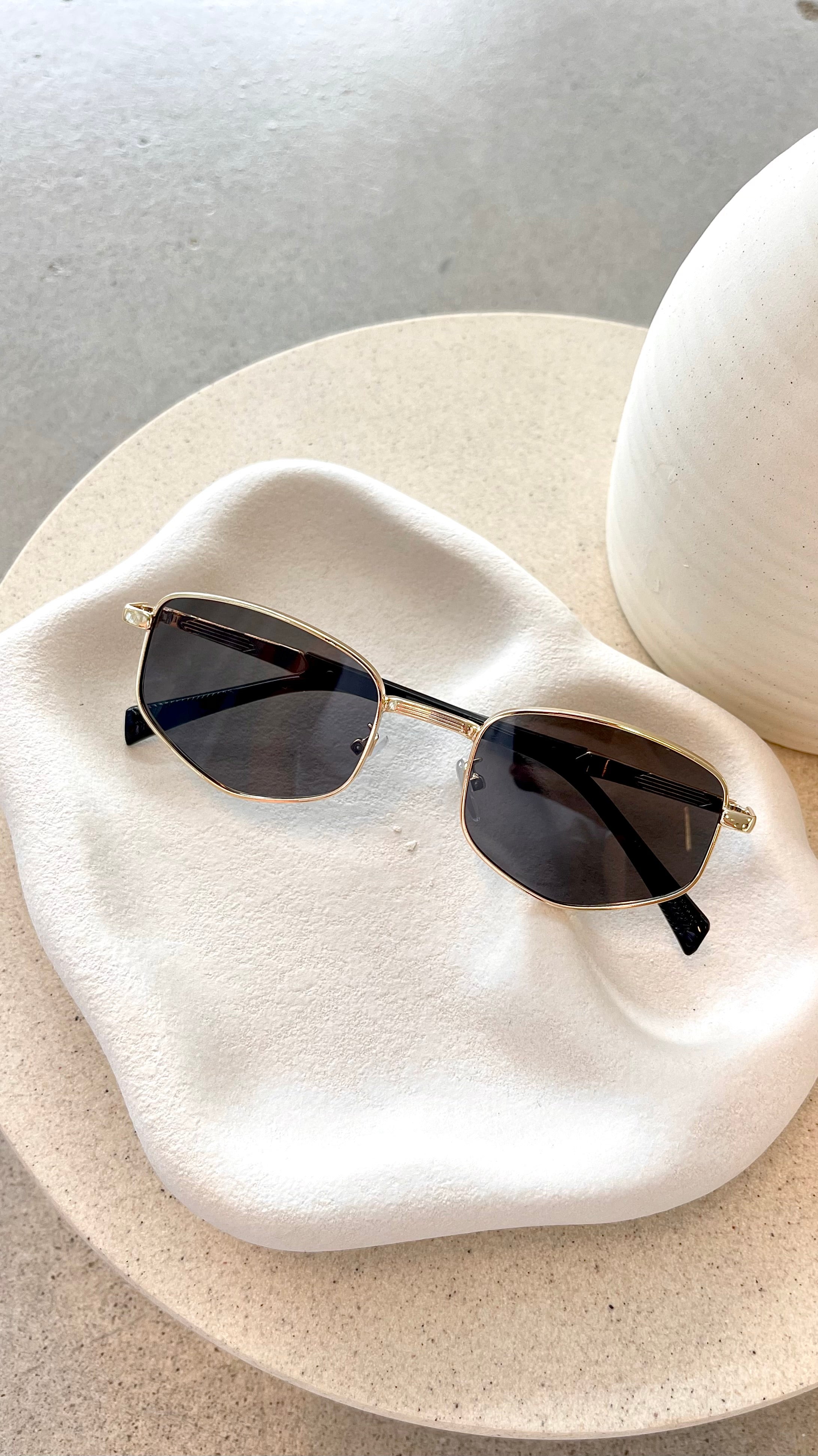 Quinta Sunglasses - Black / Gold - Billy J