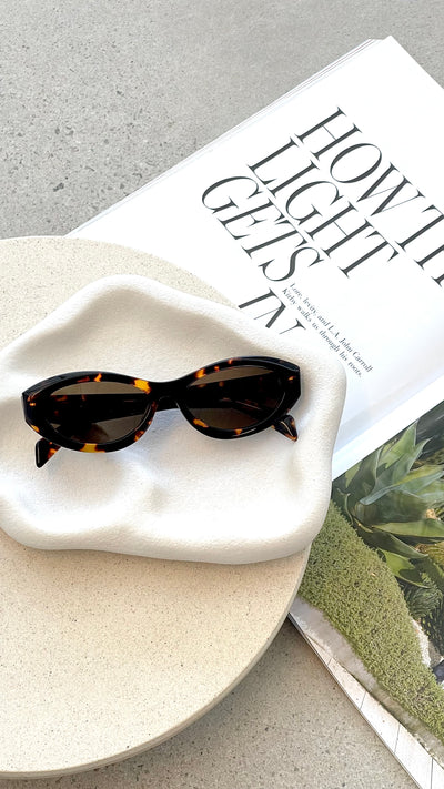 Load image into Gallery viewer, The Selita Sunglasses - Havana Tort / Chocolate - Billy J
