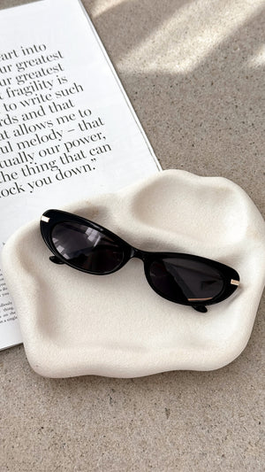 The Rae Sunglasses - Black / Black - Billy J