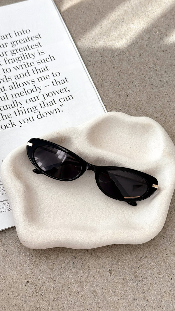 The Rae Sunglasses - Black / Black - Billy J