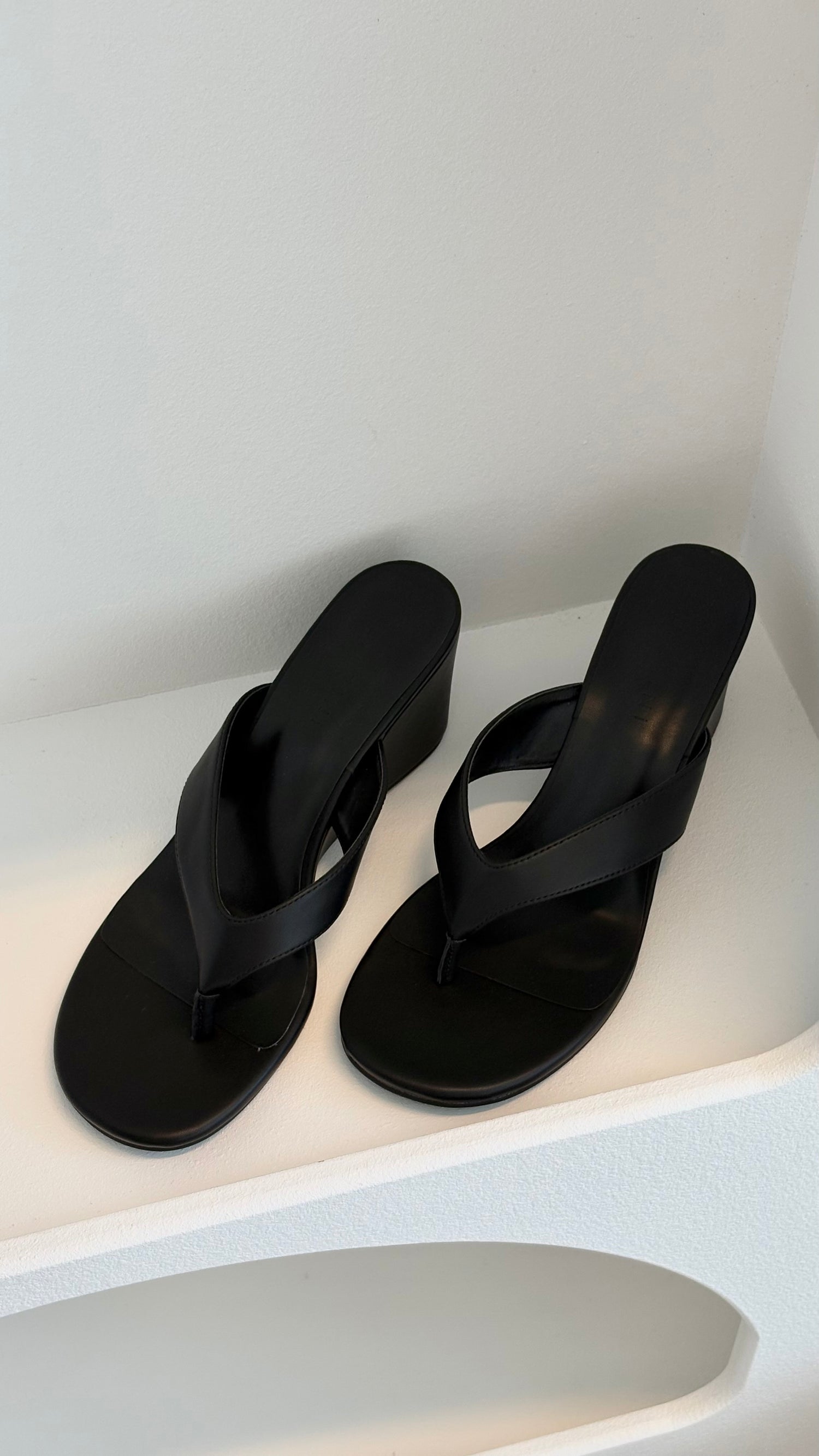 Tiggy Wedge - Black - Billy J
