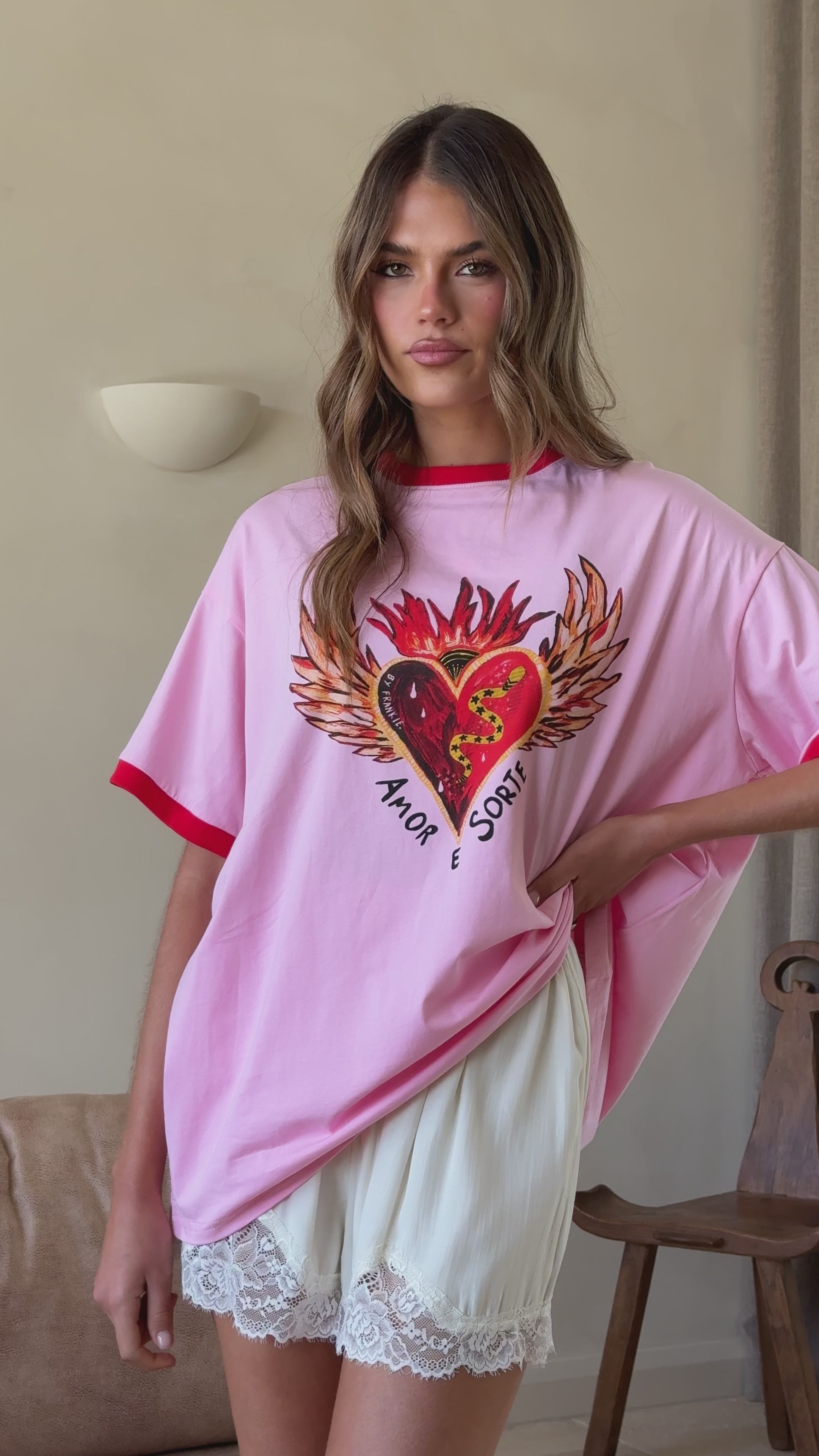 Load video: Amor E Sorte Oversized Tee - Pink/Red - Billy J