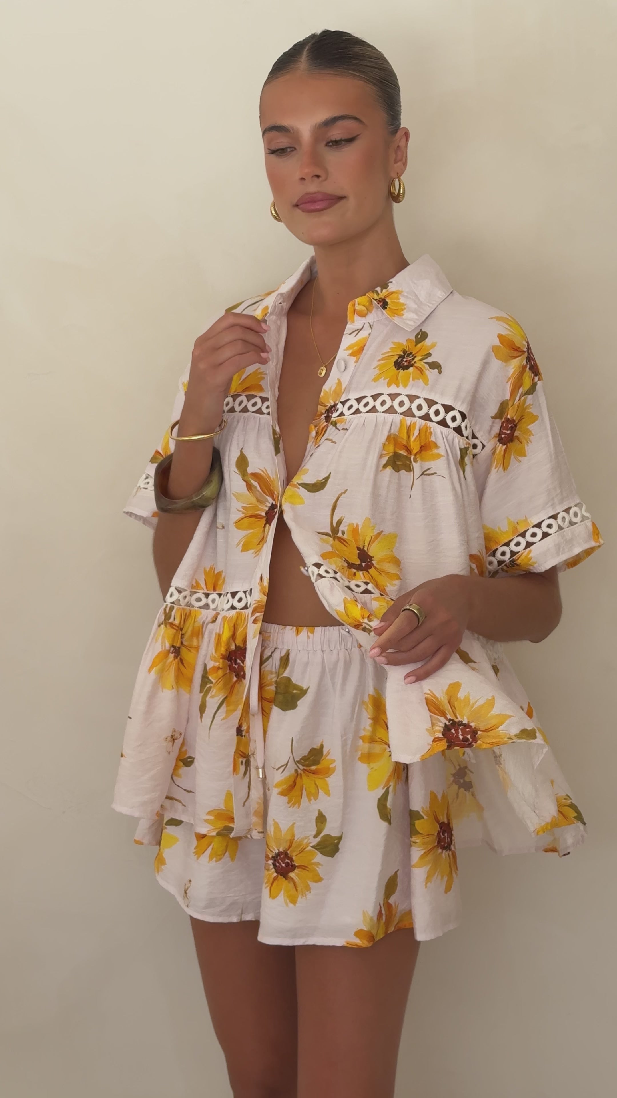 Load video: Azaria Button Up Shirt - Sunflower Print - Billy J