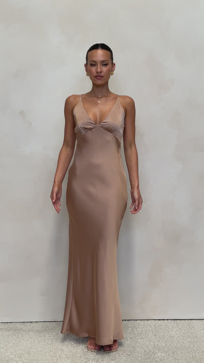 Load and play video in Gallery viewer, Ziah Maxi Dress - Latte
