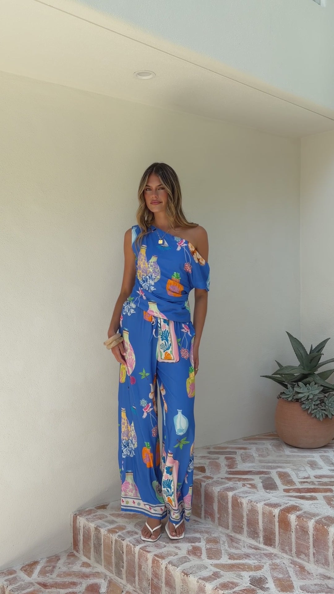 Load video: Elidia Pants - Perfume Dreams - Billy J