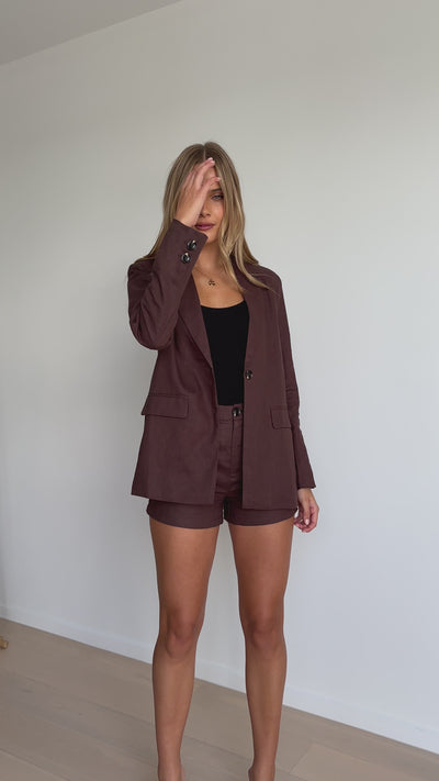 Load and play video in Gallery viewer, Hale Linen Blazer - Chocolate
