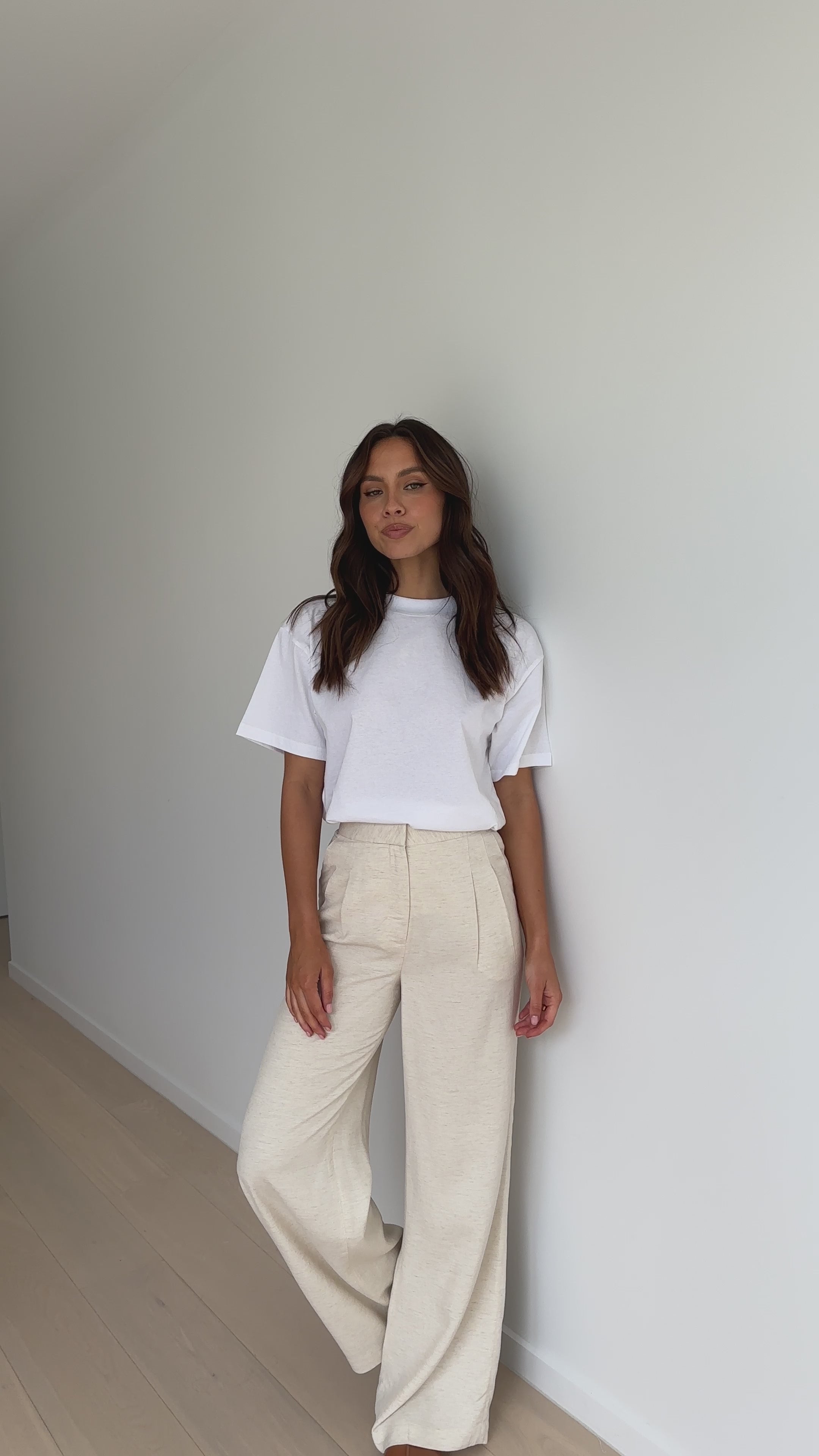 Load video: Organic Boyfriend Tee - White - Billy J