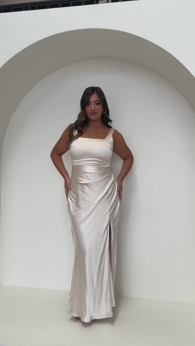 Load and play video in Gallery viewer, Alaria Maxi Dress - Champagne
