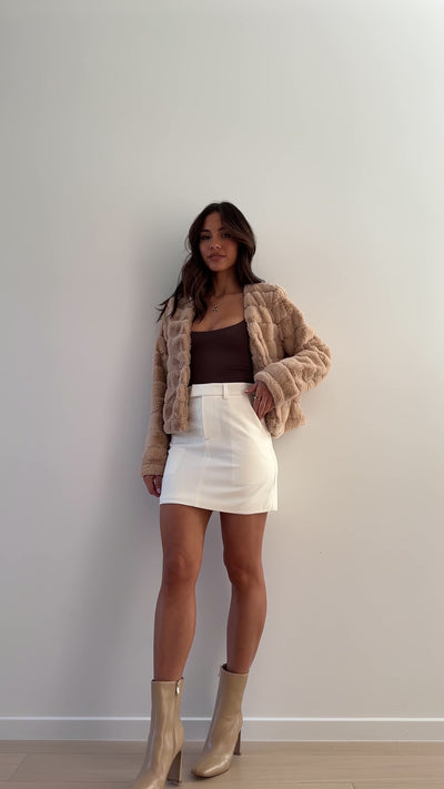 Load and play video in Gallery viewer, Tully Crop Jacket - Camel
