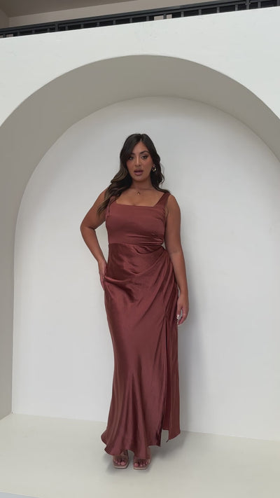 Load and play video in Gallery viewer, Alaria Maxi Dress - Rust
