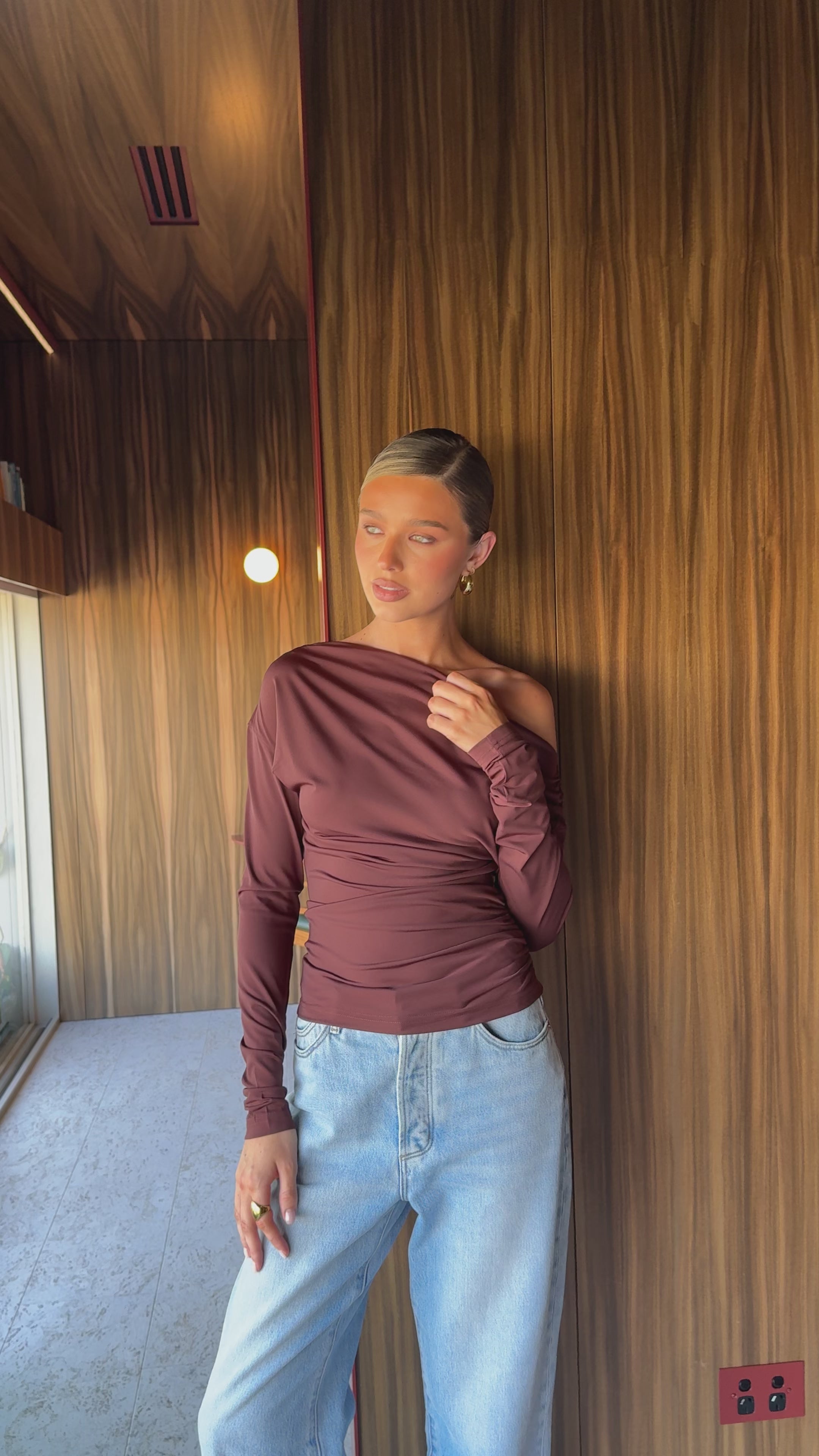 Load video: Sutton Long Sleeve Top - Chocolate - Billy J