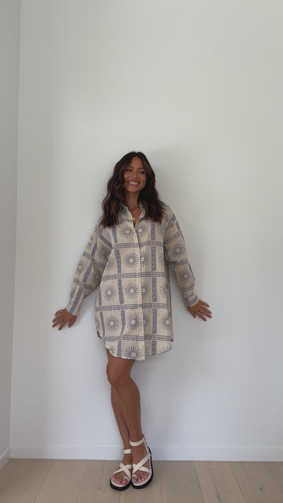 Load and play video in Gallery viewer, Piper Shirt Dress - Beige/Blue Print
