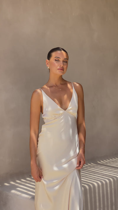 Load and play video in Gallery viewer, Ziah Maxi Dress - Champagne
