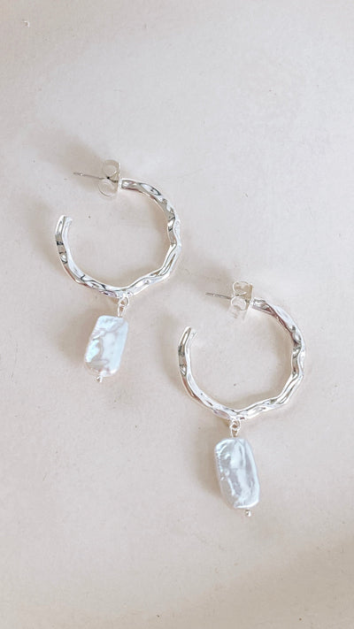 Load image into Gallery viewer, Beaten Metal Pearl Drop Hoops - Silver/Cream - Billy J
