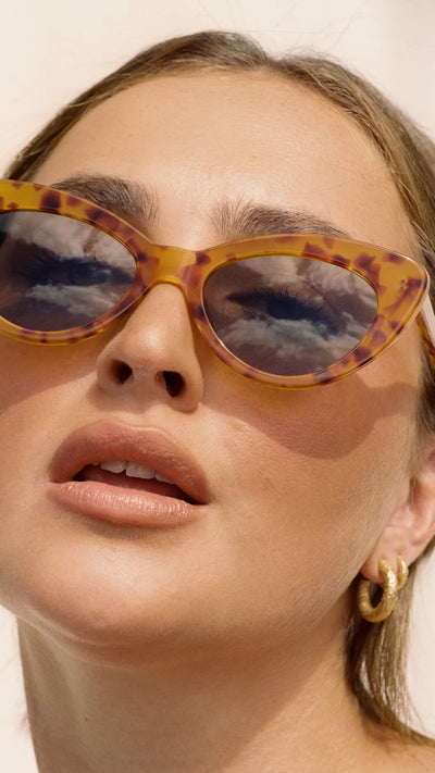 Load image into Gallery viewer, Ochre Lane Isla Sunglasses - Honey Tort
